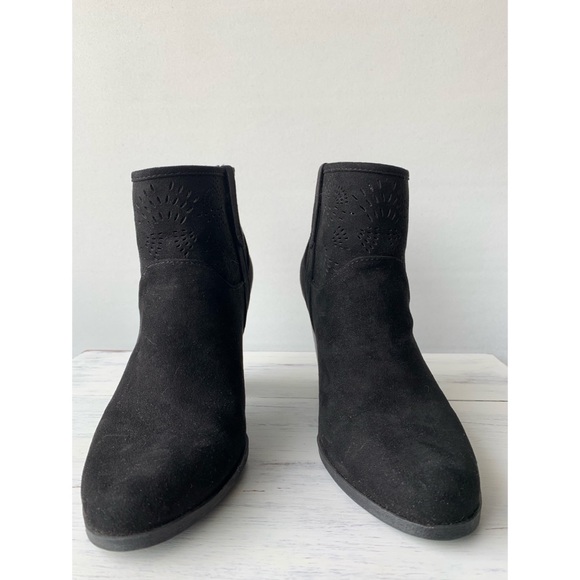 Qupid | Lazer cut black suede healed western booties - Picture 2 of 11